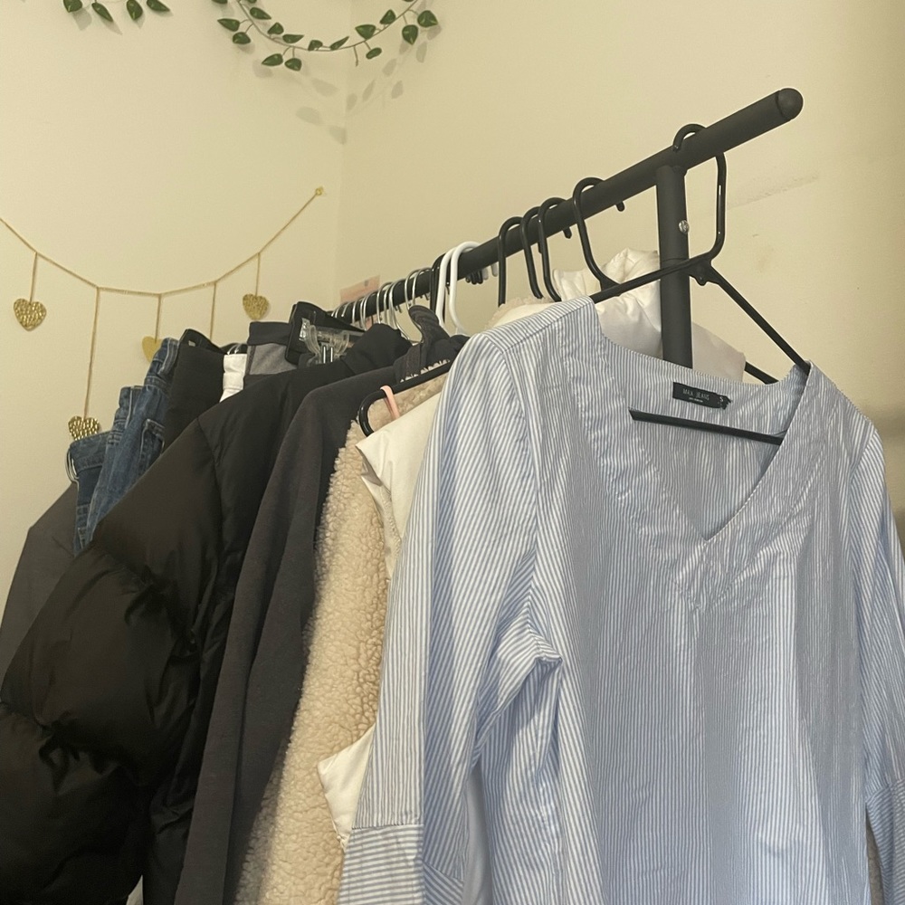 MAX JEANS BUSINESS CASUAL OR SUMMER LONG SLEEVE WITH BELL BOTTOM LIKE SLEEVES